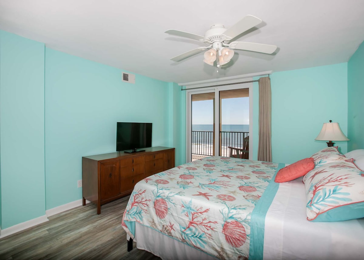 Მთავარ საძინებელში არის დიდი ზომის საწოლი და შესანიშნავი ხედები ყურეზე. Თქვენ ხედავთ ოკეანის ტალღებს საწოლიდან გასვლის გარეშე იმ დღეებში, როცა გვიან დაძინება მოგწონთ. Ასევე, აქვს უშუქო დრეკადი შუადღის დასაძინებლად.