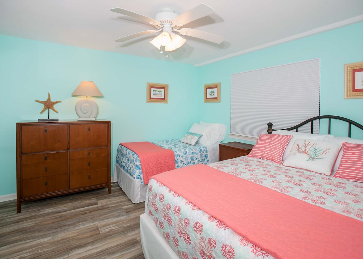 მე-2 საძინებელში არის Queen ‑ ის ზომის საწოლი და ორადგილიანი საწოლი. Ამ საძინებელში, ასევე, არის შავი ჟალუზები დღისით დასაძინებლად.