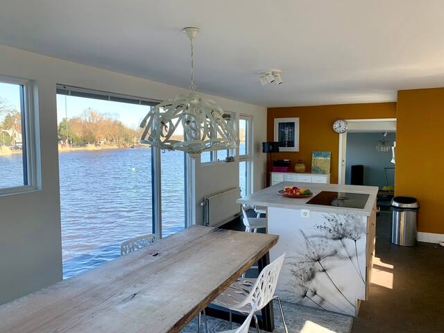 Luxury Houseboat Amsterdam, free bikes and parking