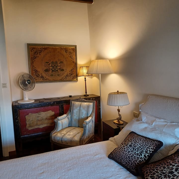 habitación con cama bien servida.