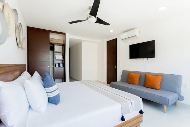 Апартамент в хотелската зона с басейн на покрива. Само на няколко крачки от спирка за камиони, която минава през целия район и с магазин на приземния етаж.