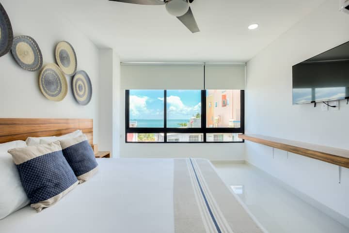 Апартамент в хотелската зона с басейн на покрива. Само на няколко крачки от спирка за камиони, която минава през целия район и с магазин на приземния етаж.