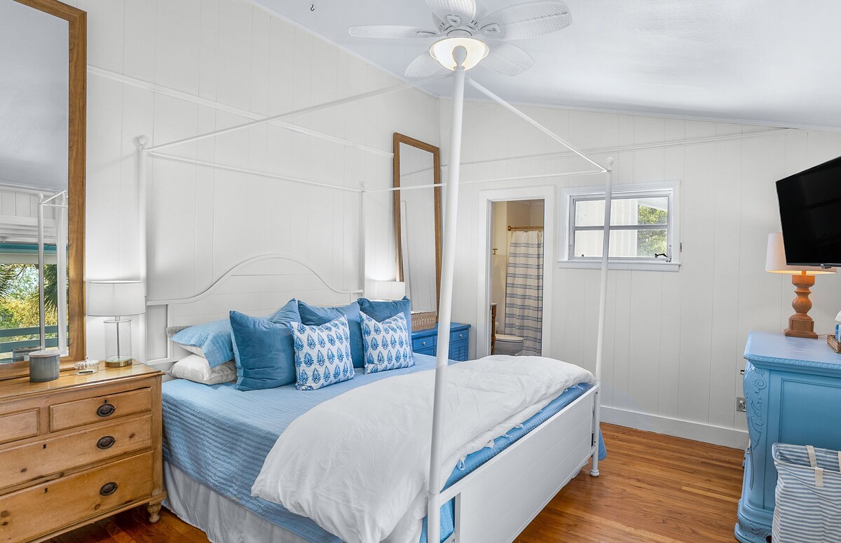 Dhoma e gjumit 1 në katin e sipërm - krevat dopio "king" me banjë të plotë ngjitur