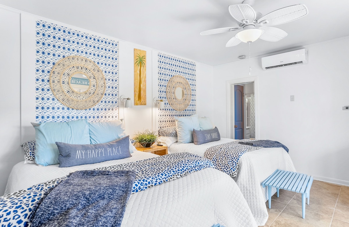 Dhomë gjumi në katin e poshtëm, 2 krevate të plotë/mbretëreshë - nuk lidhet brenda në katin e sipërm. ka banjë të plotë të bashkangjitur 

lidhet me dhomën e ndenjjes/ekranit në katin e poshtëm 