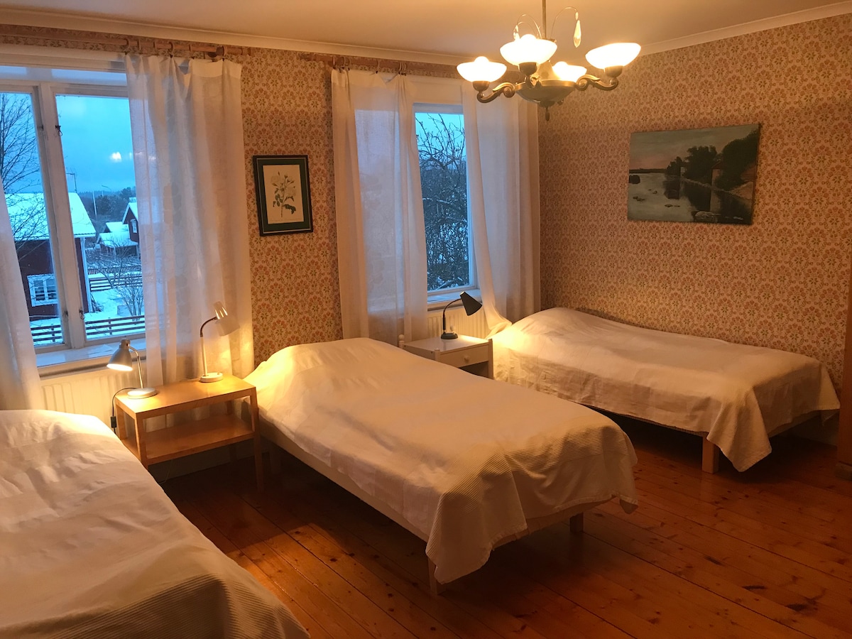 楼上的卧室配有三张独立的舒适弹簧床。 