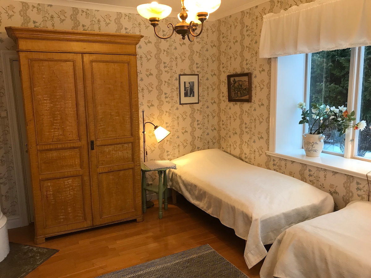 厨房后面的房间，有两张舒适的箱式弹簧床。