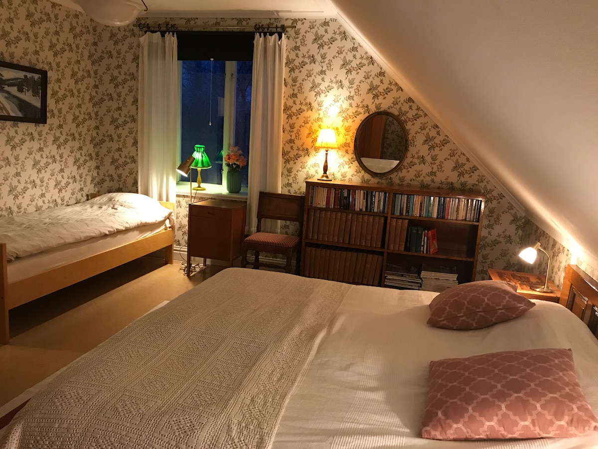 楼上的卧室配有三张床。