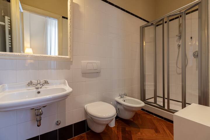 Seta spacious apartment next to the Duomo gallery image 5