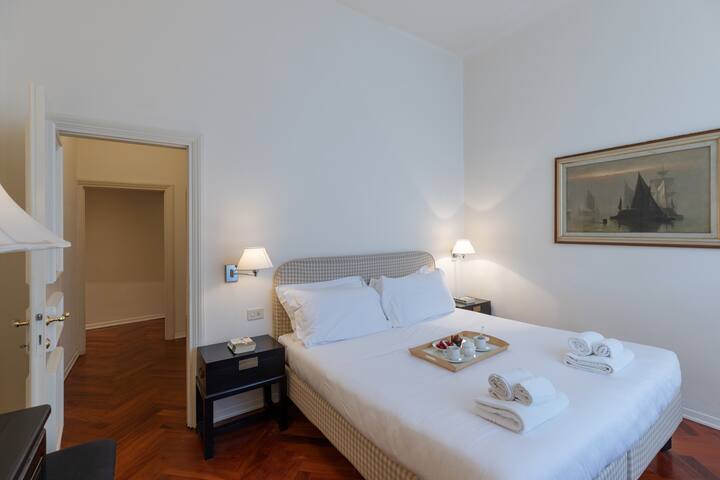 Seta spacious apartment next to the Duomo gallery image 3