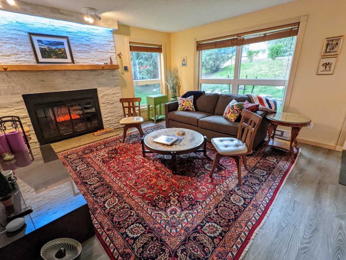 Dhomë ndenjjeje me divan krevat. Fjetje 2.