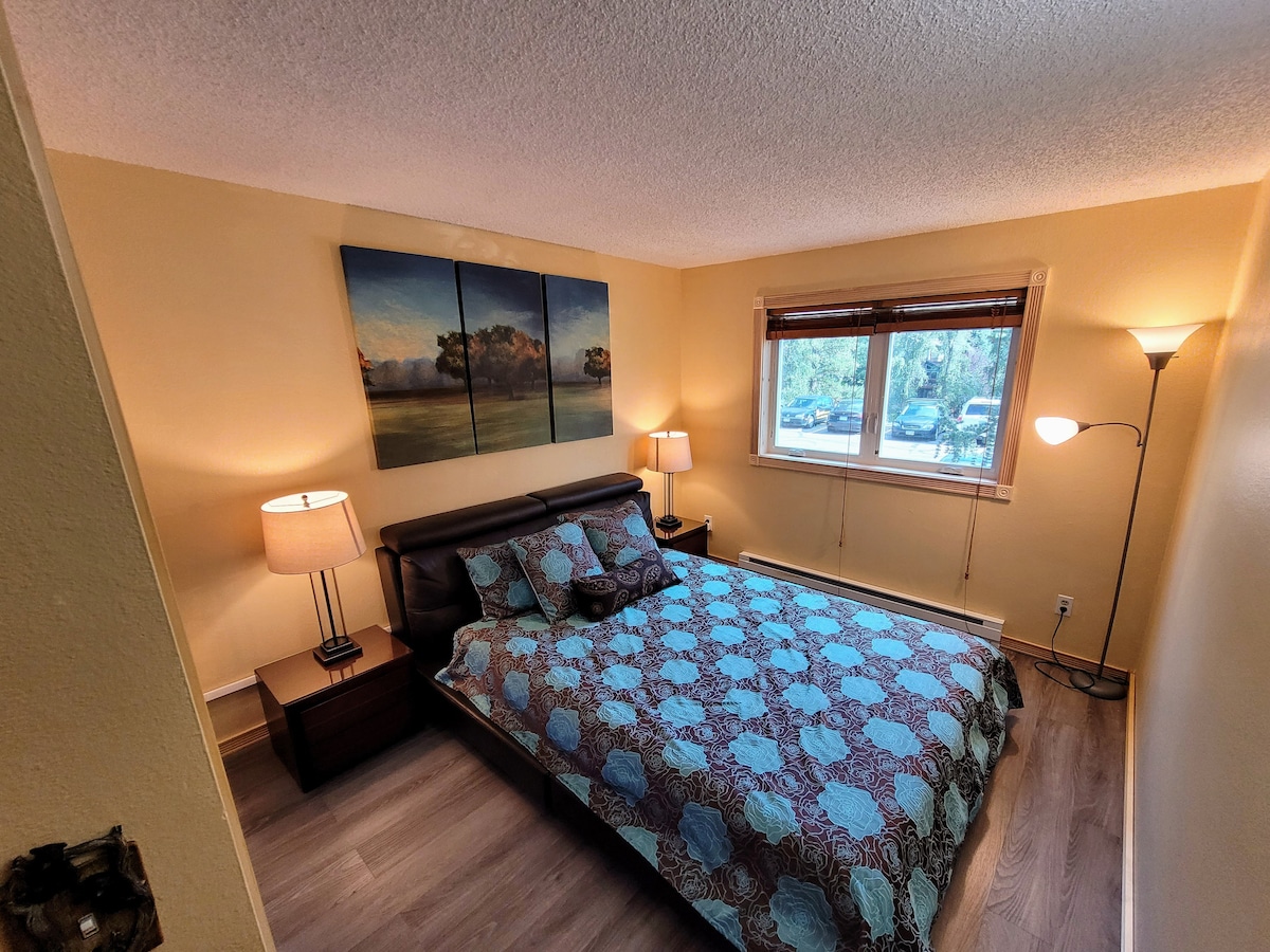 Dhomë gjumi për vizitorët me krevat dopio "queen".