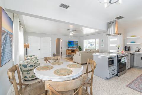 3/2home,minutes to St Pete beach!Private backyard