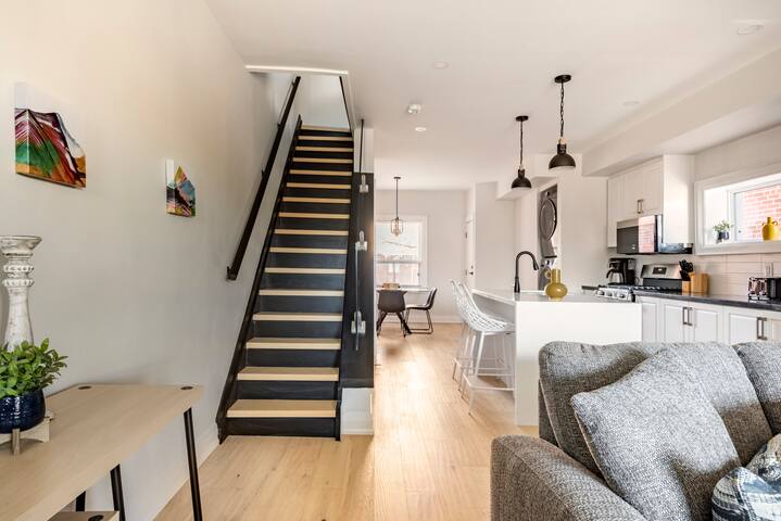 Cozy Home in Toronto. Parking. gallery image 3