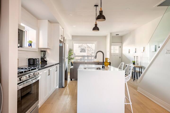 Cozy Home in Toronto. Parking. gallery image 2