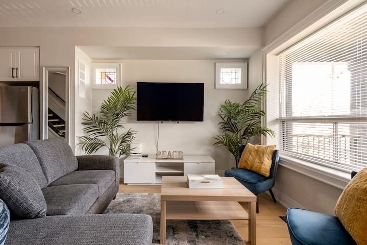 Cozy Home in Toronto. Parking.