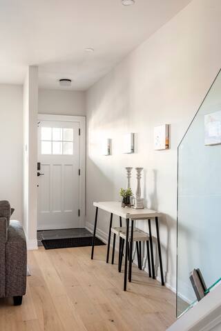 Cozy Home in Toronto. Parking. gallery image 5