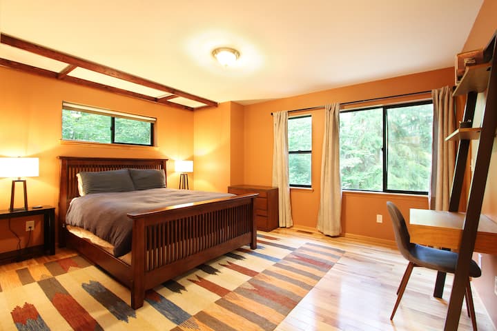 主卧-标准双人床，配备步入式衣柜和套内全功能卫生间