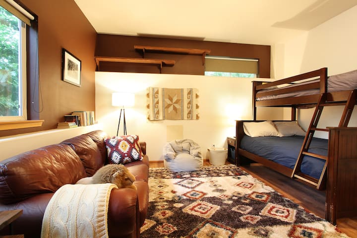 地下室卧室和聚会场所，配有颗粒炉、取暖器、玩具、棋盘游戏和书籍。 下铺床是满的，上铺是双人床。 客房没有门（通往主楼层的楼梯敞开）。