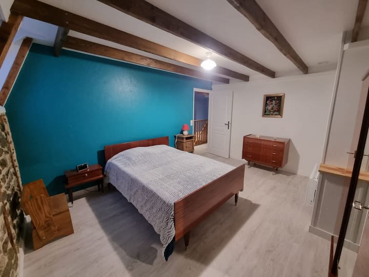 Მთავარი საძინებელი საწოლით, რომელიც მზადდება ჩამოსვლისას დამატებითი ღირებულების გარეშე. Კარადა და დიდი გარდერობი ნივთების შესანახად. Vélux უშუქო ჟალუზით. 