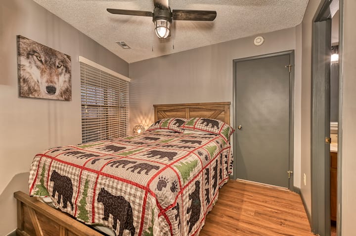 This Guest room has queen bed, closet, and flat panel smart tv. Dollywood Gatlinburg Sevierville Pigeon Forge Smoky Mountains