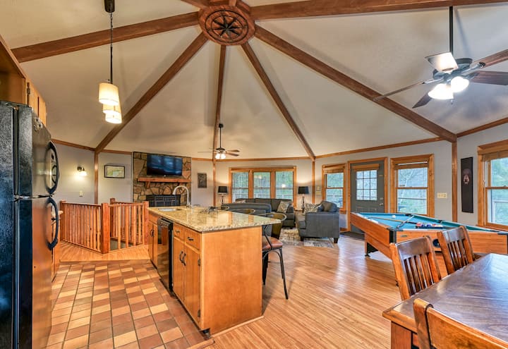 This Kitchen/Family room open concept allows you to spend time with your family and friends (Dollywood Gatlinburg Sevierville Pigeon Forge Smoky Mountains)