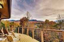 Gatlinburg Cabin . Amazing Mountain Views. Hot Tub. Fire Pit. Pool Table.