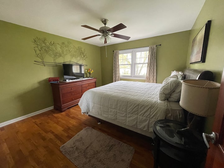 בכל חדרי השינה יש מאווררי תקרה ומיטות קינג סייז. זו מיטה רכה במיוחד.