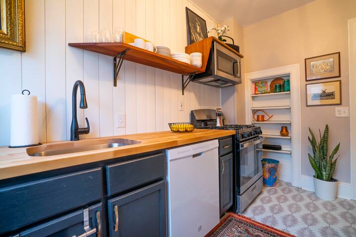 Bright Vacation Jungalow on Park Ave gallery image 4