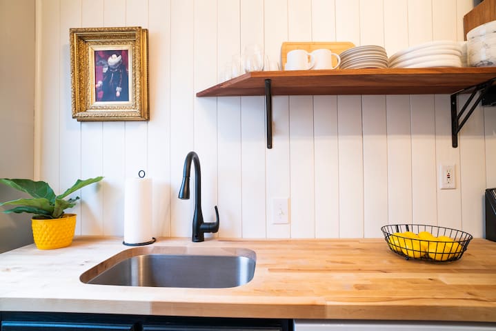 Bright Vacation Jungalow on Park Ave gallery image 2