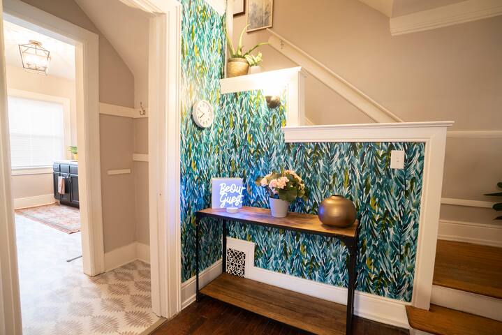 Bright Vacation Jungalow on Park Ave gallery image 3