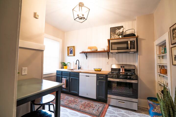 Bright Vacation Jungalow on Park Ave gallery image 5