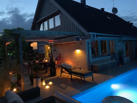 Villa with swimming pool near the sea & beach