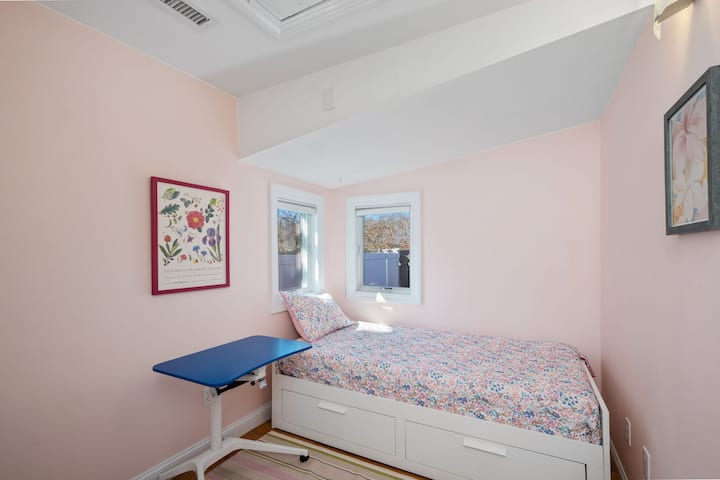 Кревет со двојна големина (спална соба  бр. 3)