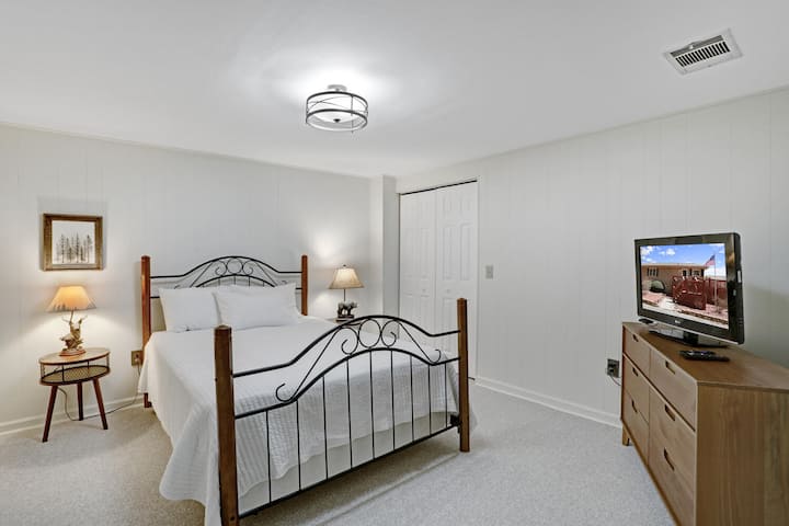 تحتوي غرفة النوم في الطابق السفلي على مرتبة ذات حجم مزدوج مع تلفزيون 40 بوصة مع روكو.   