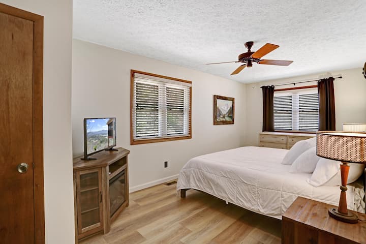 إطلالة إضافية على غرفة نوم الضيوف مع خزانة ذات 6 أدراج وخزانة كبيرة ، بالإضافة إلى تلفزيون ذكي 32 بوصة مع مدفأة كهربائية.