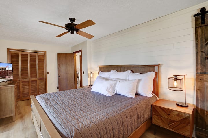 تحتوي غرفة النوم الرئيسية على خزانة كبيرة وخزانة ملابس ذات 6 أدراج وتلفزيون ذكي 40 بوصة.