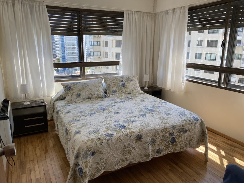 Ორადგილიანი საძინებელი სააბაზანოთი და კარადათი.