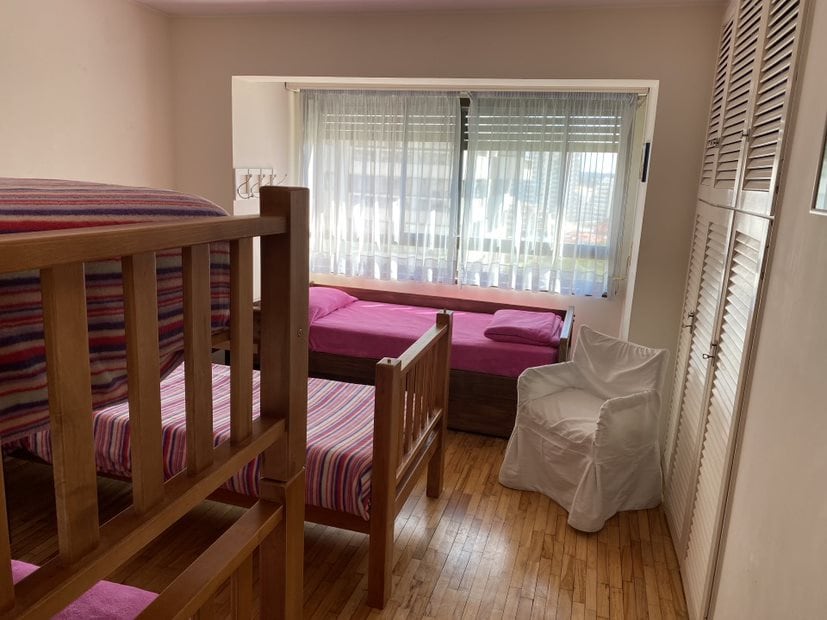 Საძინებელი 5 ადამიანისთვის, ერთადგილიანი საწოლით (1 ორსართულიანი საწოლი, 1 მეზღვაური საწოლი და 1 ერთადგილიანი საწოლი) და კარადა.