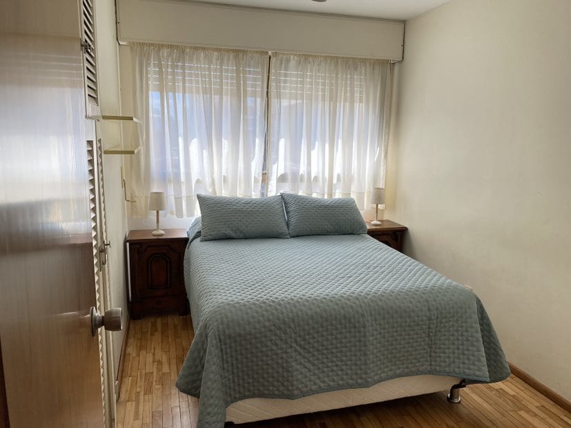 Საძინებელი ორადგილიანი საწოლითა და ჩაშენებული კარადით.