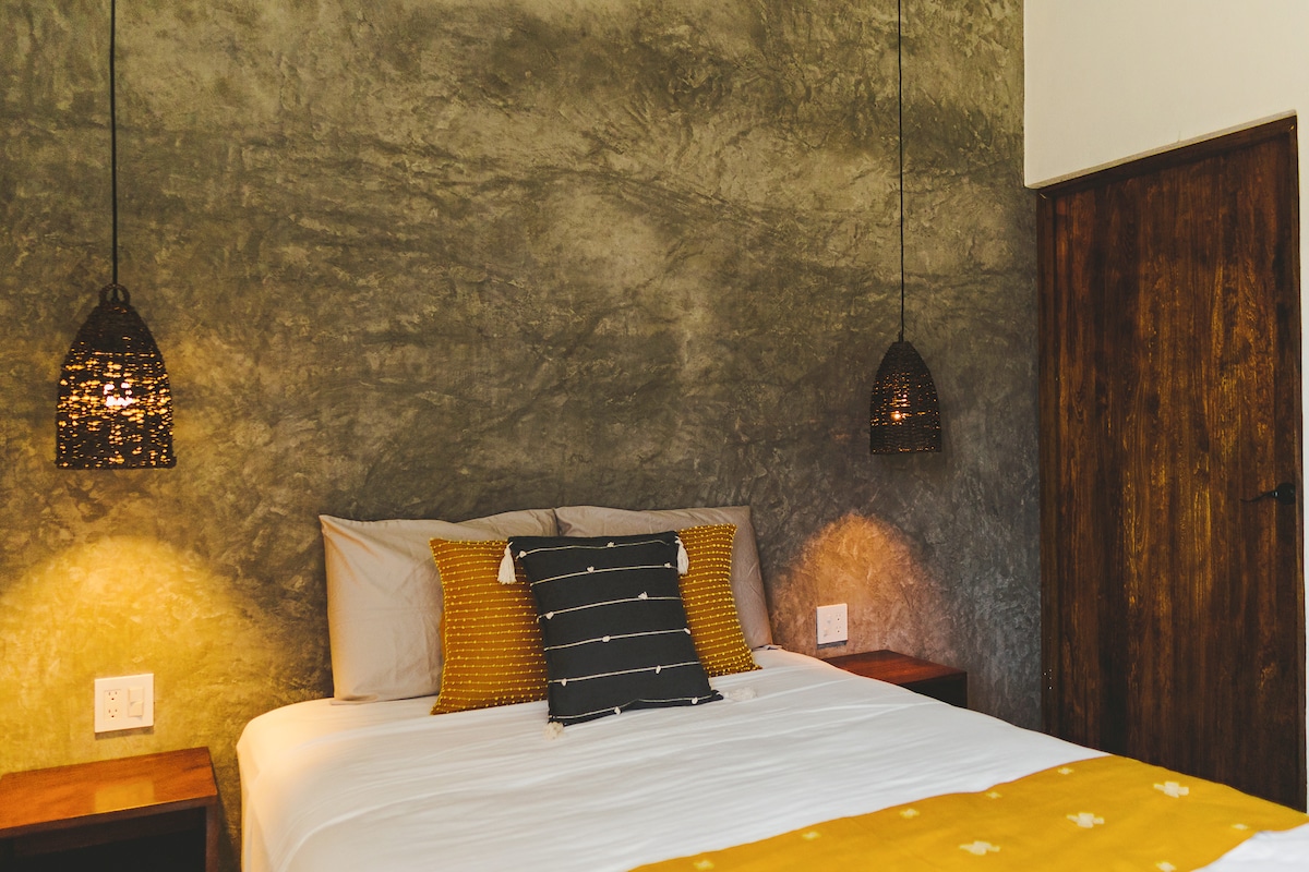 Kitanda na kabati la ukubwa wa malkia katika chumba cha wageni.