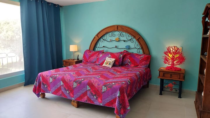 Cama king en el dormitorio del segundo piso.