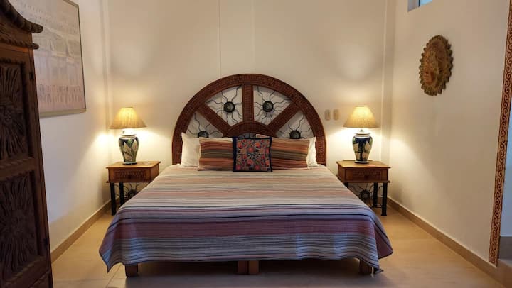 Main floor king bedroom después.