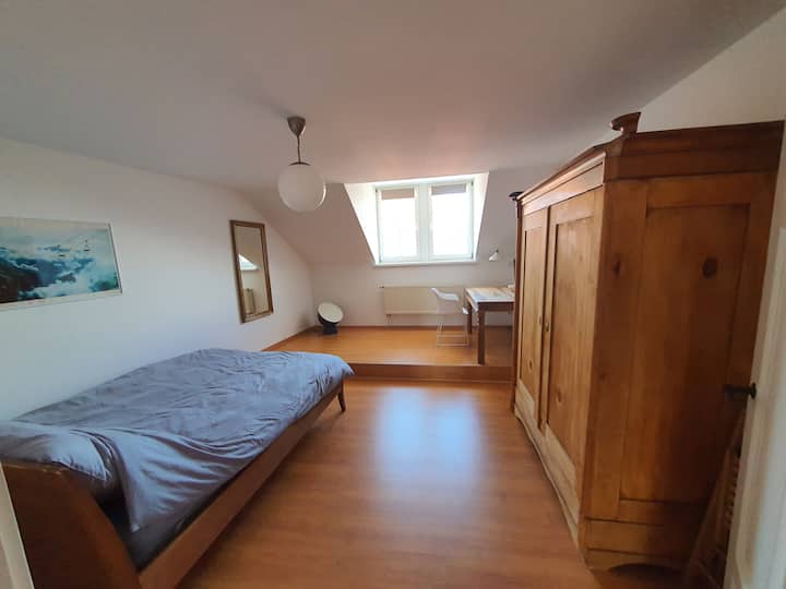 Dormitorio 1: habitación iluminada con cama tamaño king (180x200)