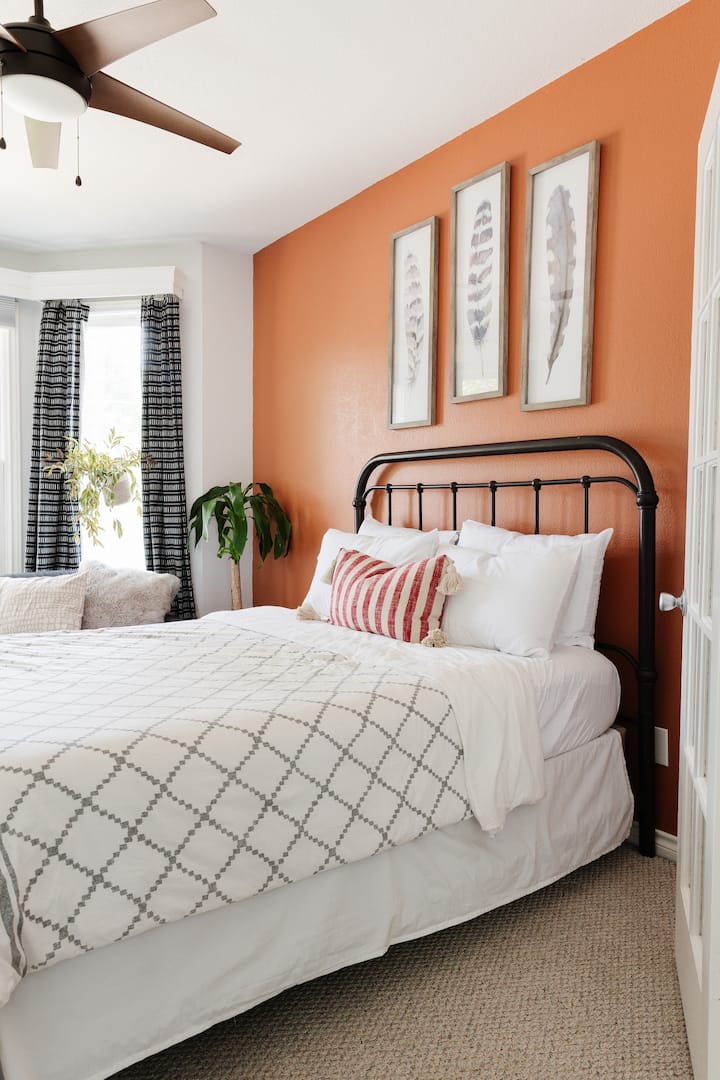 楼上的客房配有标准双人床和小办公空间。 