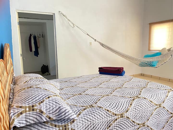 También cuenta con baño privado con closet 