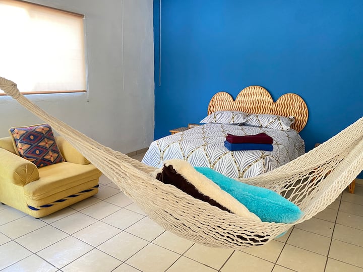 Cómoda habitación con cama matrimonial