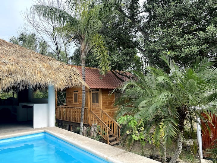 Nuestra cabañita esta justa  aun lado de la Palapa, lo cual lo hace que tenga fácil acceso a todo lo que hay derredor:)