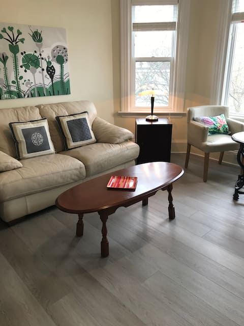 Lovely 2 bedroom unit with free parking onsite