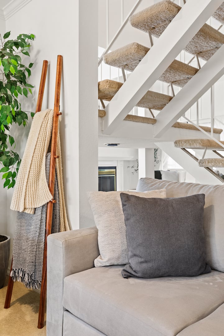Goode.homes | Luxury Home W/ Beautiful Garden - Magic Mountain, CA