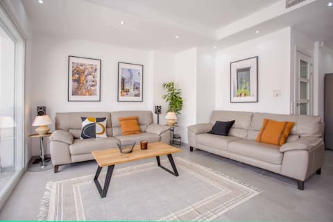 Luxury 2-Bed Townhouse with Hot Tub & Marina View
